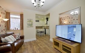 Spacious Modern Ground Floor Apartment, For Up To 6 Guests